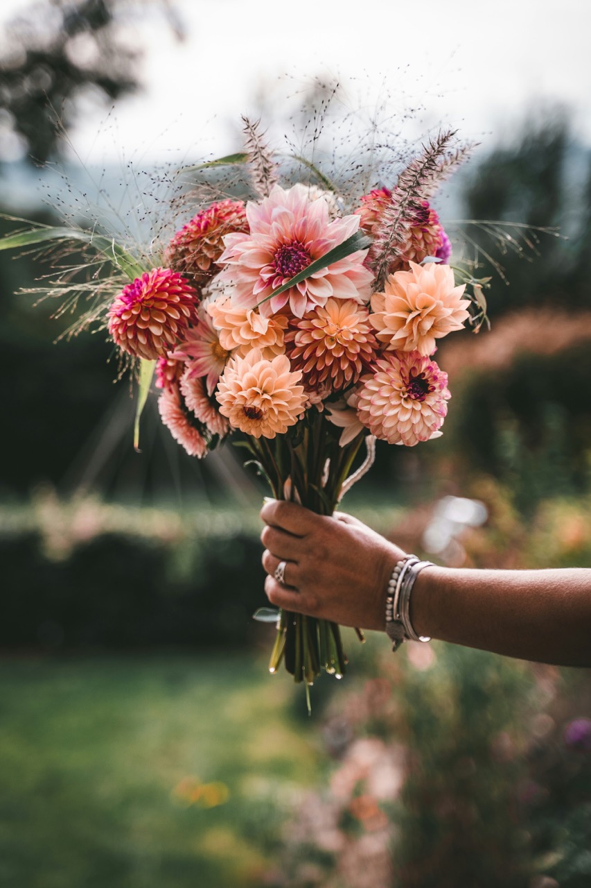 Toss Bouquet Trends: Fun, Petite & Photo-Friendly Options